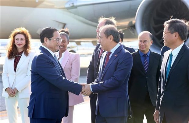 Vietnamese Ambassador to the US Nguyen Quoc Dung (front row,second from right) welcomes Prime Minister Pham Minh Chinh (front row, first left) in San Francisco. (Photo: VNA)