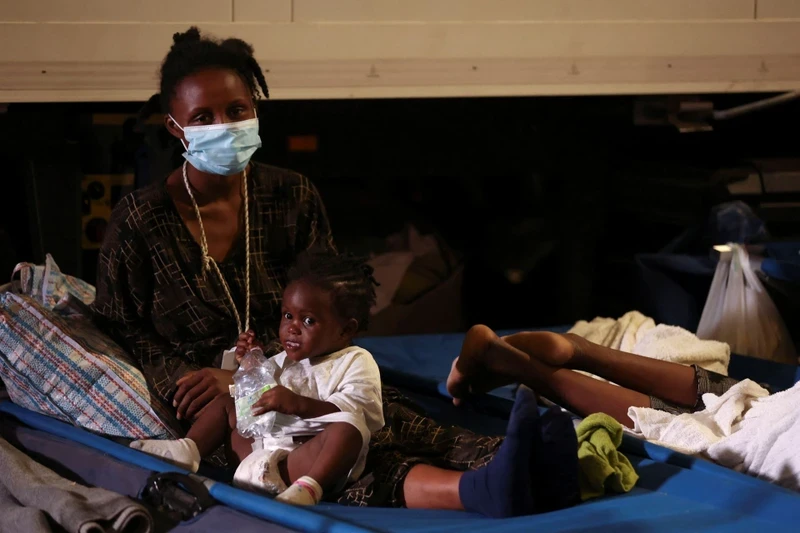 Migrants rest outside the hotspot, a reception centre for irregular migrants, on the Sicilian island of Lampedusa, Italy, September 14. (Photo: REUTERS)