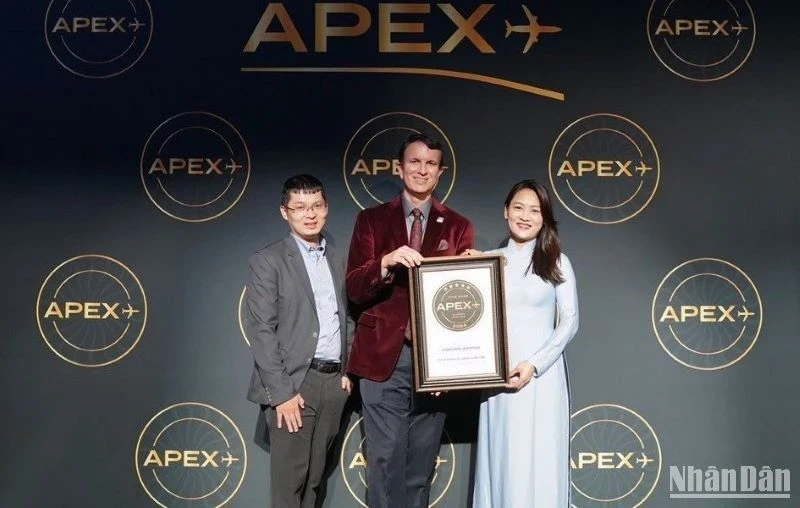 Vietnam Airlines honoured as a "5-star Global Airline" by the Airline Passenger Experience Association (APEX).