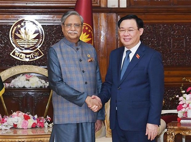 NA Chairman Vuong Dinh Hue (R) and President of Bangladesh Mohammed Shahabuddin. (Photo: VNA)