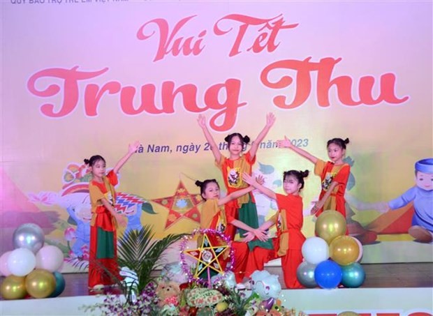 An art performance celebrating Mid-Autumn Festival (Photo: VNA)