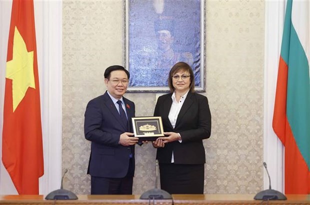 National Assembly (NA) Chairman Vuong Dinh Hue (L) and Chairwoman of the Bulgarian Socialist Party (BSP) Korneliya Ninova, who is also President of the Parliamentary Group "BSP for Bulgaria". (Photo: VNA)