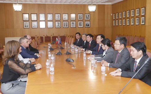 At the meeting between National Assembly Chairman Vuong Dinh Hue and the leadership of UNWE. (Photo: VNA)