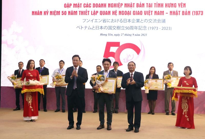 Hung Yen Province leaders presented certificates of merit to Japanese businesses