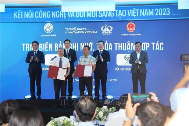 Representatives of Quang Ninh province, the Vietnam Union of Science and Technology Associations (VUSTA), businesses and organisations exchange MoUs on cooperation related to digital transformation and green transformation at the forum (Photo: VNA) 