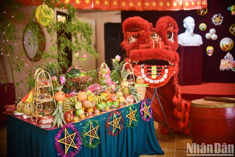  The fruit tray is meticulously decorated with delicious fruits, along with colourful traditional toys such as lion heads, paper masks, lanterns, and star lanterns transported from Vietnam.