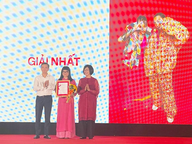 The organising committee presents the first-place prize to the work "Ratla Xuan".