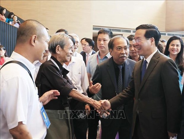 President Vo Van Thuong (first, right) shakes hands with a veteran writer at the first conference of Vietnamese veteran writers in Hai Phong on September 30 (Photo: VNA) 