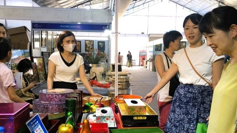 Handicraft gift products introduced at the fair.