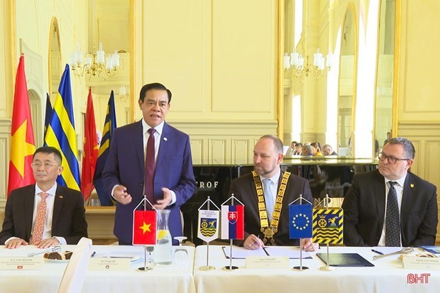 Chairman of the Ha Tinh provincial People's Committee Vo Trong Hai speaks at the working session. (Photo: Ha Tinh newspaper)