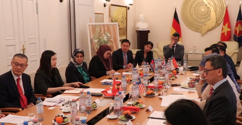 Ambassador Vu Quang Minh and delegates at the meeting (Photo: VNA)