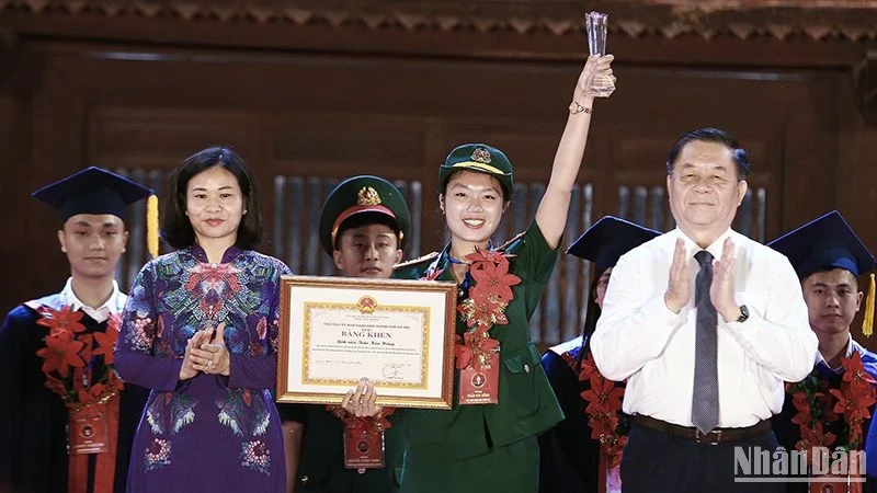 Nguyen Trong Nghia and Nguyen Thi Tuyen (first and third from the right, respectively) present awards to the outstanding valedictorians of the Capital in 2023 at the ceremony.