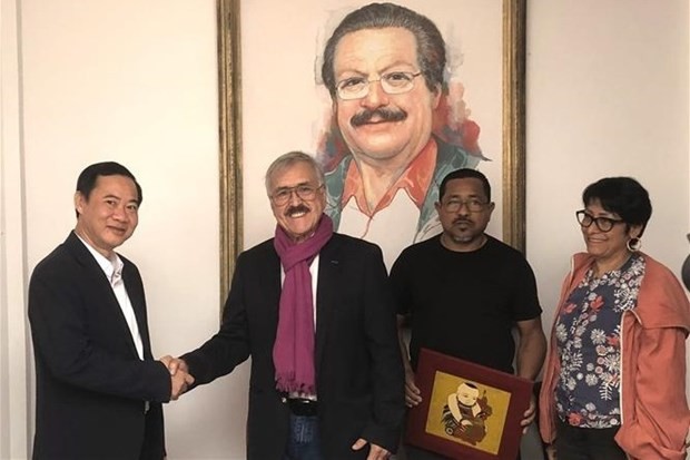 Vice Chairman of the Party Central Committee’s Commission for Internal Affairs Nguyen Thai Hoc (first from left) poses for group photo with leaders of Colombian Communist Party (Photo: VNA)