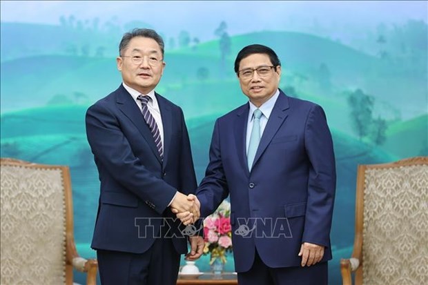 Prime Minister Pham Minh Chinh (R) and Vice President and CEO of Amkor Technology Ji Rong-rip (Photo: VNA)