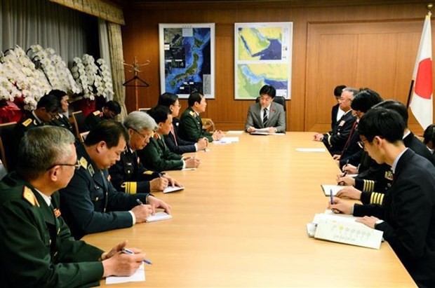 Senior Lieutenant General Nguyen Tan Cuong, Chief of the General Staff of the Vietnam People’s Army (VPA) and Deputy Defence Minister has a meeting with Japanese Minister of Defence Kihara Minoru in Tokyo on October 11. (Photo: VNA) 