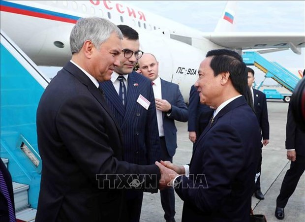 Chairman of the State Duma of the Federal Assembly of the Russian Federation Vyacheslav Victorovich Volodin is welcomed at the airport by Vice Chairman of the NA Nguyen Khac Dinh. (Photo: VNA)