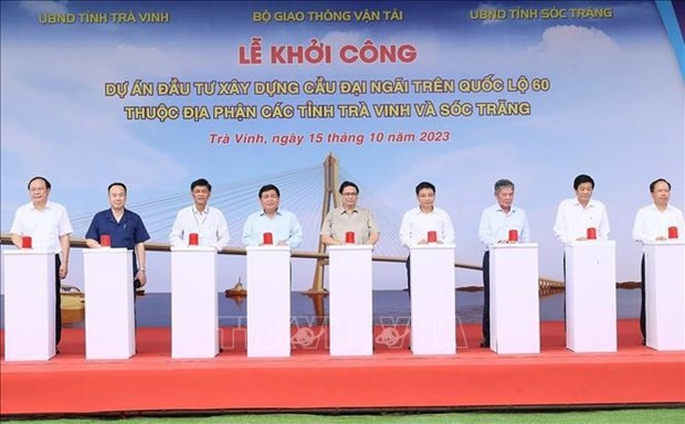 Prime Minister Pham Minh Chinh (fourth from left) attends a ground-breaking ceremony for the construction of Dai Ngai Bridge. (Photo: VNA)