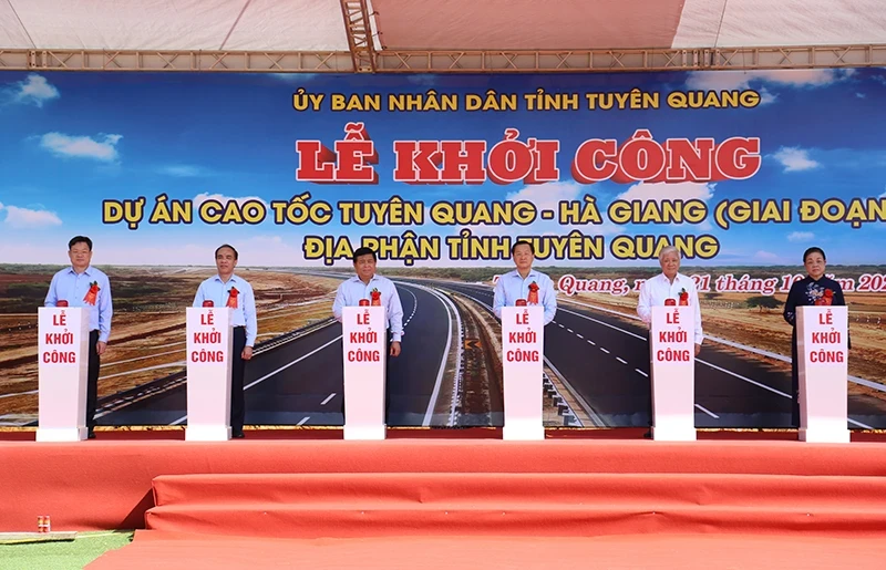 Delegates pressed the button to start construction on the Tuyen Quang-Ha Giang expressway.