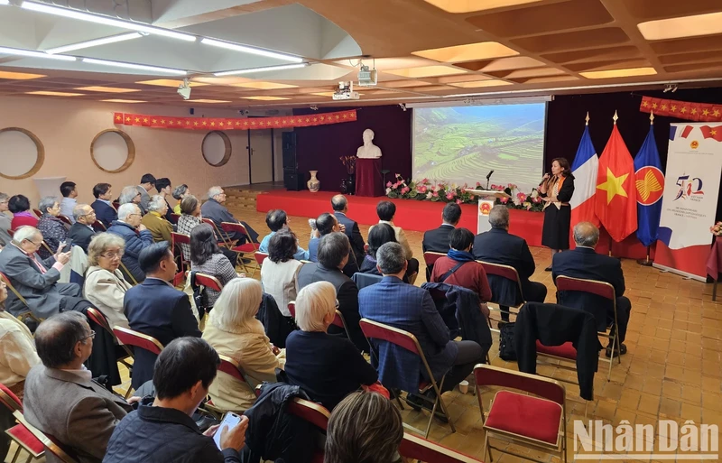 On the evening of October 19, the Vietnamese Embassy in France held a meeting with overseas Vietnamese, on the occasion of screening the documentary named "The Linden Tree - Green Season", made by Vietnam Television, telling the history of the formation of the Vietnamese Embassy in France.