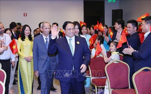 Prime Minister Pham Minh Chinh meets with representatives of the Vietnamese community in Saudi Arabia. (Photo: VNA)