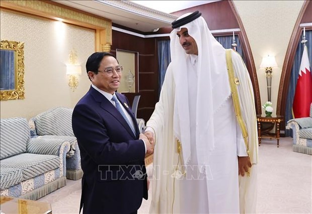 Prime Minister Pham Minh Chinh (L) and Emir of Qatar Sheikh Tamim bin Hamad al-Thani. (Photo: VNA)