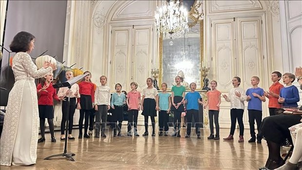 12 French children stage a chorus of a series of homeland-themed Vietnamese songs at the gala (Photo: VNA)