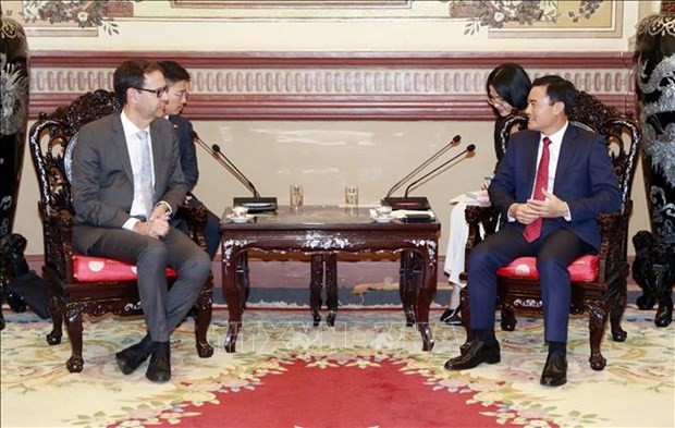 Vice Chairman of the Ho Chi Minh City People’s Committee Bui Xuan Cuong (R) and State Secretary of the Swiss Federal Department of Economic Affairs, Education and Research Dominique Paravicini. (Photo: VNA)