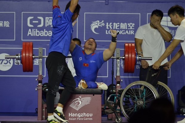 Powerlifter Nguyen Binh An celebrates his success. (Photo: VNA)