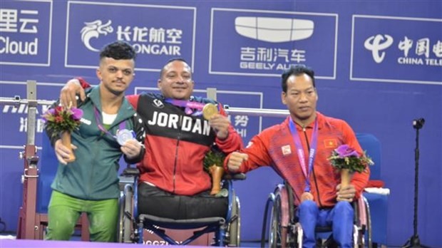 Powerlifter Le Van Cong wins the first medal for Vietnam at Asian Para Games 2023. (Photo: VNA)