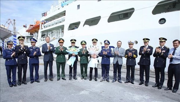 Members of the Korea Coast Guard (KCG)'s training ship BADARO (3011HAM) are welcomed at the port in Hai Phong on October 30. (Photo: VNA)