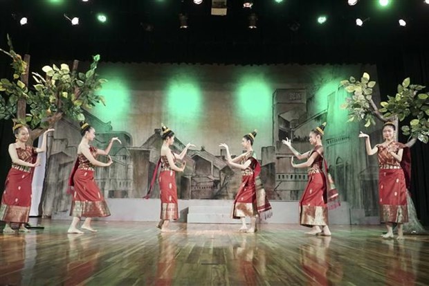 A dancing performance by artists from the Lao National College of Arts at the musical exchange in Vientiane on October 29. (Photo: VNA)