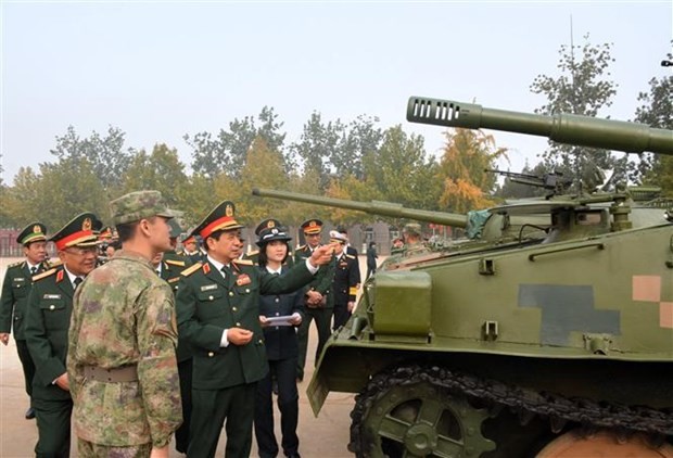 Gen. Phan Van Giang, Vice Secretary of the Central Military Commission and Minister of National Defence, visits Brigade 6 under the People's Liberation Army (PLA)’s Army Group 82. (Photo: VNA) 