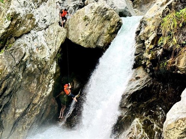 The Russian tourist trapped at waterfall rescued. (Photo: VNA)