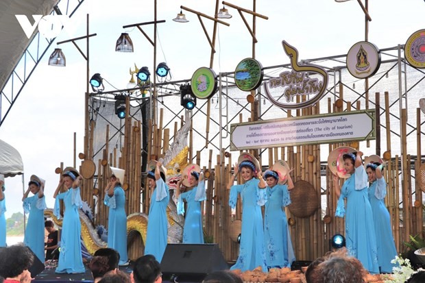 A performance at the cultural exchange by overseas Vietnamese in Nong Khai province, Thailand. (Photo: VNA)