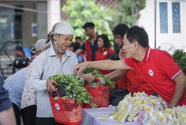 At a market organised by the Red Cross Society of Hoa Binh province in collaboration with the Vietnam Fatherland Front Committee of Hoa Binh city. (Photo: VNA)