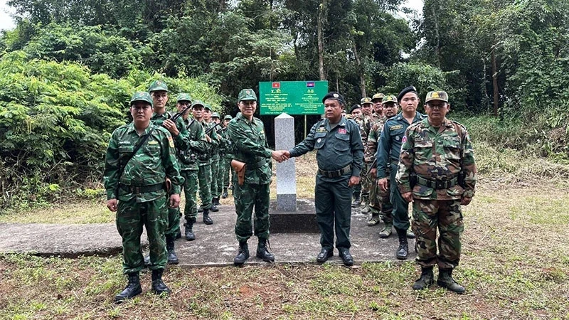 Ho Le Border Guard Station and border protection forces of Cambodia's Ratanakiri Province, Cambodia exchange information. 