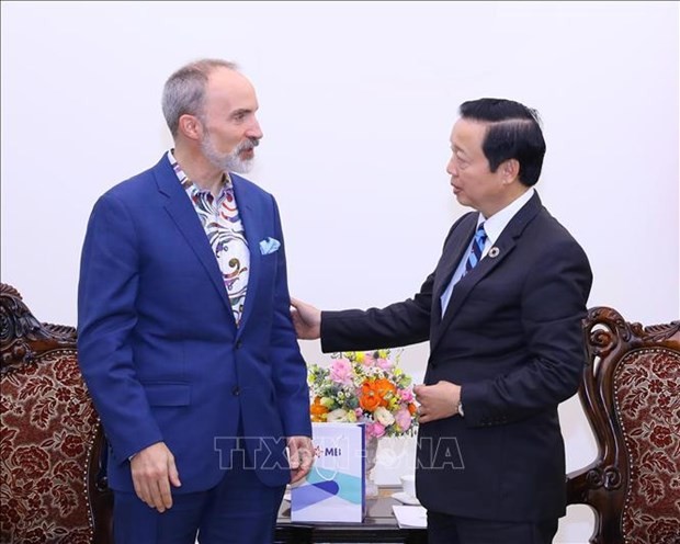 Deputy Prime Minister Tran Hong Ha (R) and visiting Professor David Rogers of the US-based Columbia Business School. (Photo: VNA)