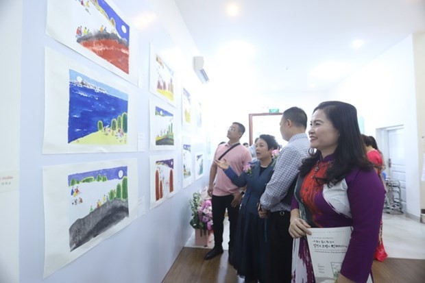 At the painting exhibition (Photo: qdnd.vn)