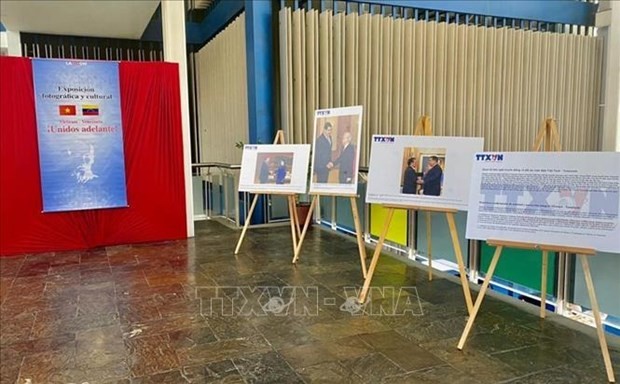 At the photo exhibition on Vietnam and her traditional friendship and comprehensive partnership with Venezuela held in Venezuela on November 6. (Photo: VNA)