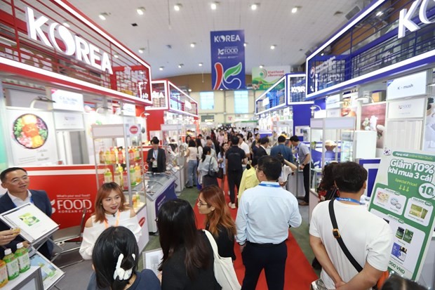 Covering 5,000 sq.m, the exhibition features 300 booths by 250 businesses from 10 countries and territories. (Photo: VNA)