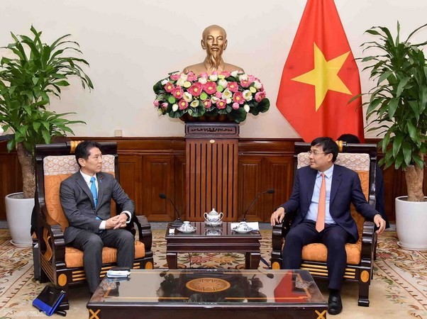 Deputy Minister of Foreign Affairs Nguyen Minh Vu and Murano Seiichi, chairman of the Japan-Vietnam parliamentary friendship alliance of Kobe city, at their meeting in Hanoi on November 7. (Source: baoquocte.vn)
