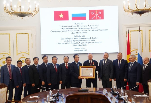 Governor of Saint Petersburg Alexander Beglov is honoured for his contributions to and tireless efforts in maintaining and promoting relations between St. Petersburg and Vietnam in particular and enhancing the Vietnam-Russia comprehensive strategic partnership.