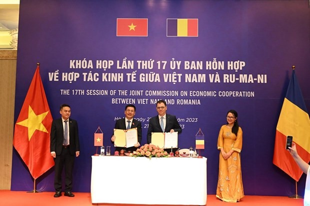 Minister of Industry and Trade Nguyen Hong Dien and Minister of Economy, Entrepreneurship and Tourism Stefan-Rady Oprea at the meeting (Photo: VNA)