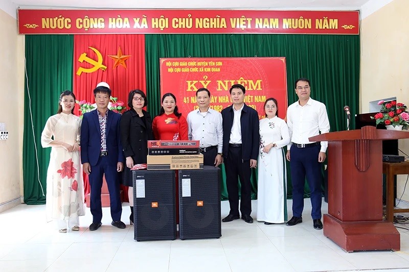  Leaders of the Yen Son District People’s Committee, the Nhan Dan Newspaper Office in Tuyen Quang, and sponsors donate a speaker system to Kim Quan Commune Kindergarten.