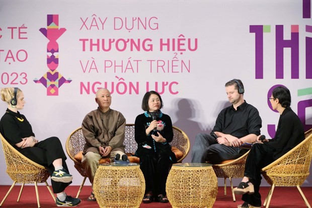 Some speakers at the dialogue held in Hanoi on November 21. (Photo: daibieunhandan.vn)