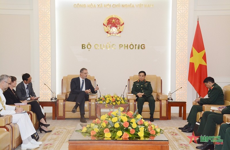 Minister of National Defence General Phan Van Giang (R) and French Ambassador to Vietnam Olivier Brochet. (Photo: qdnd.vn)