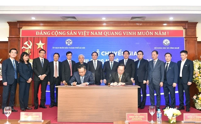 Minister of Science and Technology Huynh Thanh Dat and Chairman of Hanoi People's Committee Tran Sy Thanh signed the record on the handover of Hoa Lac Hi-Tech Park in its original state to Hanoi. (Photo: VGP)