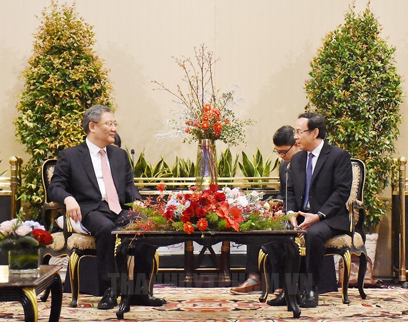 Chinese Minister of Commerce Wang Wentao (left) gives a present to Secretary of the Ho Chi Minh City Party Committee Nguyen Van Nen. (Photo: hcmcpv.org.vn)