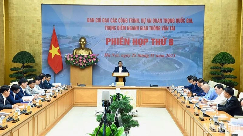 Prime Minister Pham Minh Chinh speaks at the meeting. 