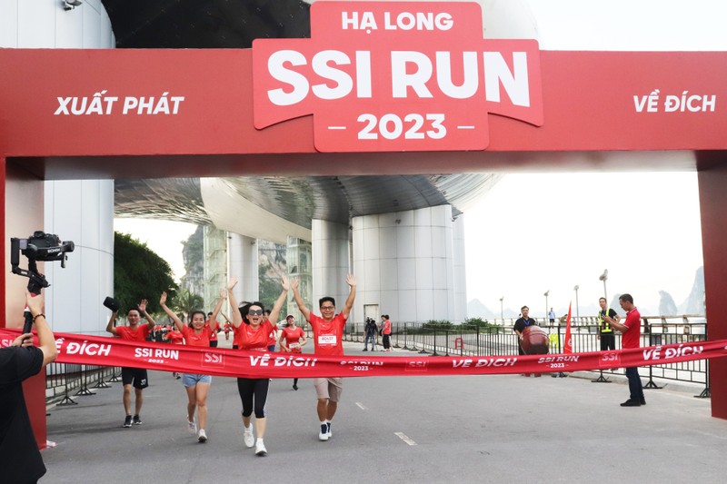 MICE group tourists participating in the Touching the Heritage race organised by Vietluxtour travel company in September 2023 in Ha Long City. Photo: Minh Duc